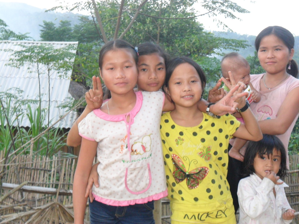 Các em nhỏ người Thái ở Nghệ An